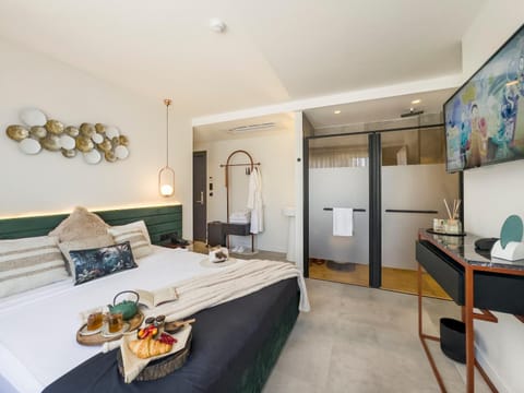 Shower, Bed, TV and multimedia, Photo of the whole room, Bedroom, towels