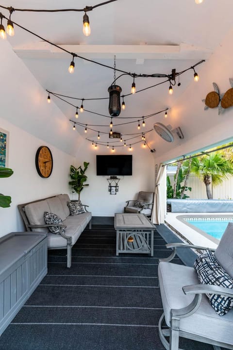 Patio, TV and multimedia, Seating area, Evening entertainment, Pool view