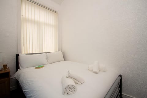 Metropolitan Charm: Stylish 2BR House House in Manchester