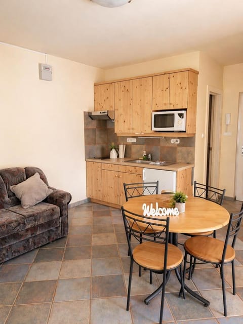 Kitchen or kitchenette, Living room, Dining area, minibar, stove
