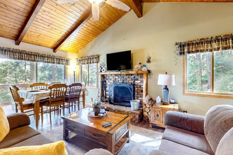 3BR Idyllic Cabin in the Woods with Wood Fireplace Cabin in Crestline