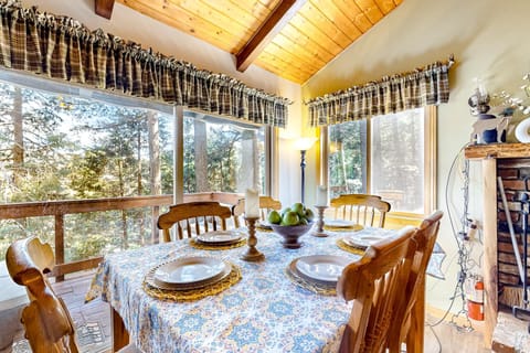 3BR Idyllic Cabin in the Woods with Wood Fireplace Cabin in Crestline