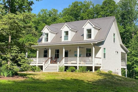 Creekside Farmhouse House in Flat Rock