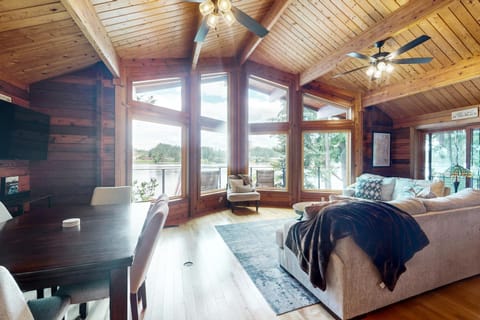 Hammersley Beach Cabin Cabin in Puget Sound