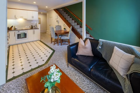 TV and multimedia, Kitchen or kitchenette, Living room, Decorative detail, Seating area, Dining area