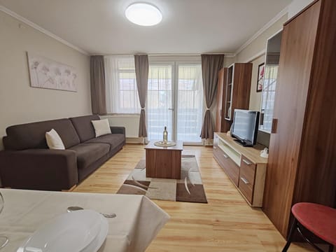 Communal lounge/ TV room, TV and multimedia, Living room, Seating area, Evening entertainment
