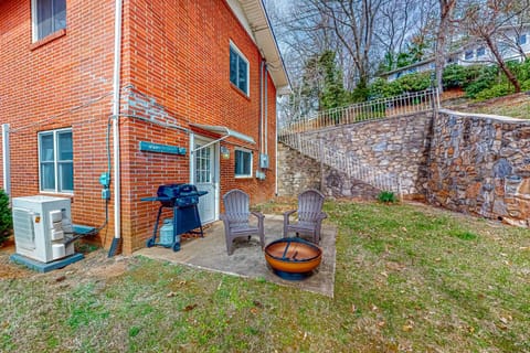 Cozy Mountain Hideaway Hotel in Waynesville