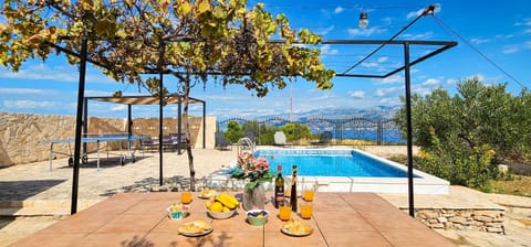 Dining area, Swimming pool