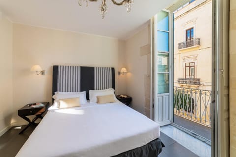 Bed, Balcony/Terrace, Photo of the whole room, Bedroom, City view