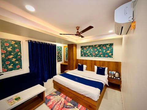 Photo of the whole room, air conditioner