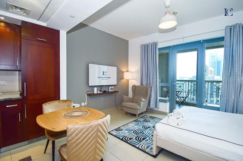 Bed, TV and multimedia, Kitchen or kitchenette, Living room, Photo of the whole room, Seating area, Dining area, Bedroom, hair dresser