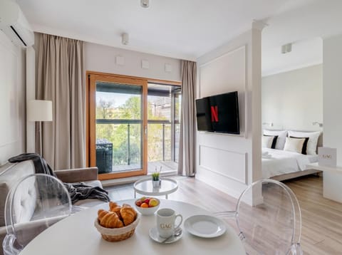 Communal lounge/ TV room, Bed, TV and multimedia, Coffee/tea facilities, Kitchen or kitchenette, Living room, Food and drinks, Photo of the whole room, Seating area, Dining area, Evening entertainment, Bedroom, Food