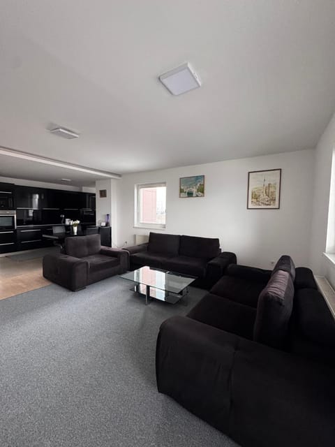 TV and multimedia, Living room, Seating area, Evening entertainment