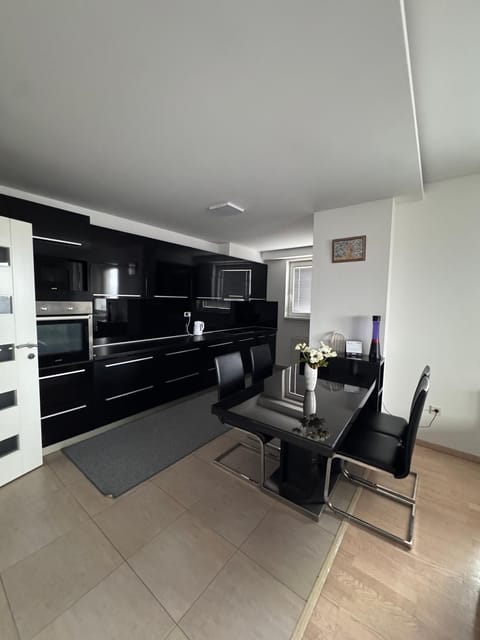 Kitchen or kitchenette, Seating area, Dining area, oven, stove