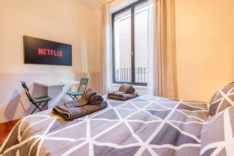 Bed, TV and multimedia, Seating area, Evening entertainment, Bedroom
