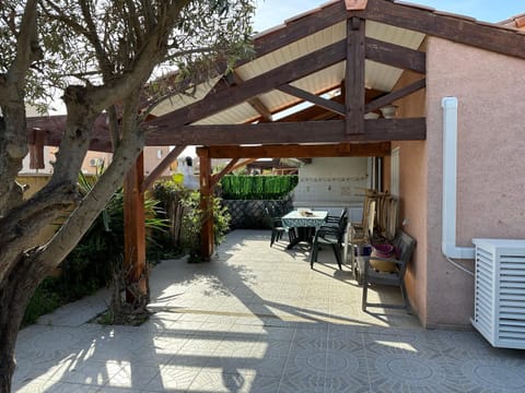 Patio, Day, Dining area