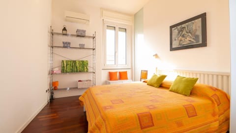 Bed, Photo of the whole room, Decorative detail, Bedroom, City view, Quiet street view, towels, air conditioner