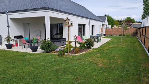 Property building, Garden, Balcony/Terrace