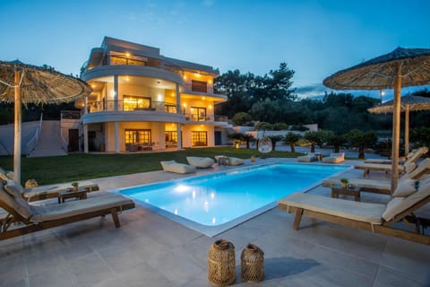 Property building, Garden, Pool view, sunbed