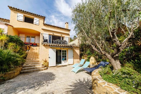 Spacious semidetached house with garden & terrace House in Grimaud