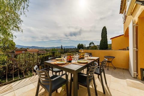 Spacious semidetached house with garden & terrace House in Grimaud