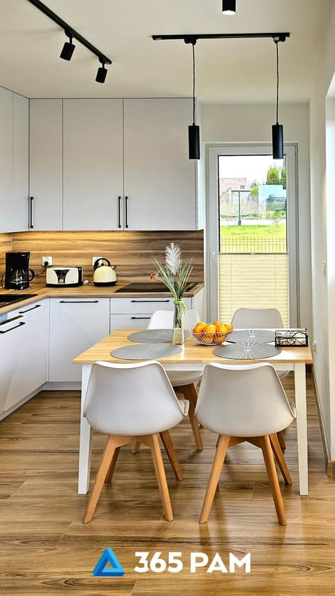 Kitchen or kitchenette, Dining area, stove