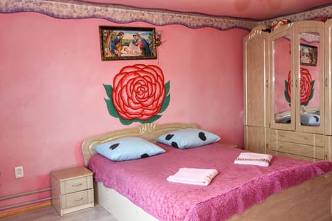 Photo of the whole room, Bedroom, towels
