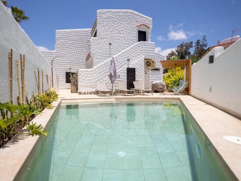Property building, Day, Pool view, Swimming pool, sunbed