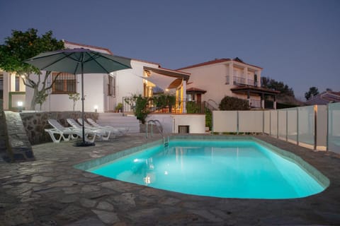 Property building, Night, Pool view, Swimming pool, sunbed