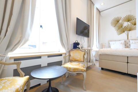 Room Jade - La Maison de la duchesse de la Valliere - Parking privé Bed and Breakfast in Hauts-de-France