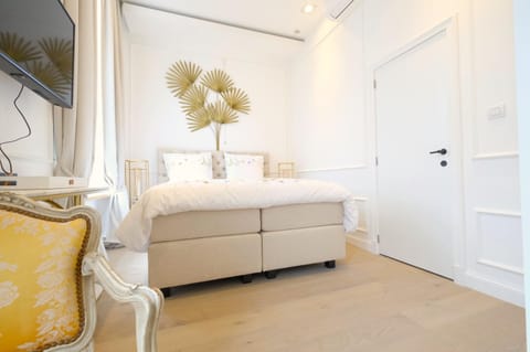 Room Jade - La Maison de la duchesse de la Valliere - Parking privé Bed and Breakfast in Hauts-de-France