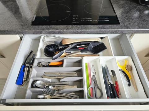 Stylish home in Warwick with parking & EV charger Apartment in Warwick