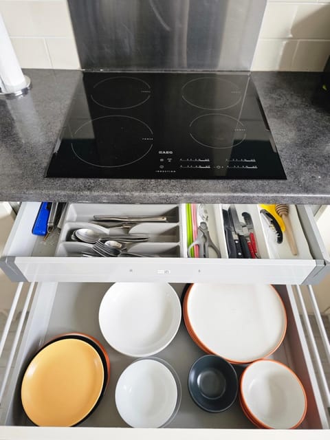 Stylish home in Warwick with parking & EV charger Apartment in Warwick