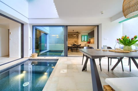 Hot Tub, Hot Tub, Living room, Seating area, Dining area, kitchen