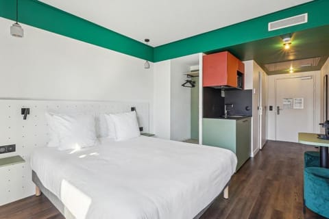 Bed, Kitchen or kitchenette, Photo of the whole room, Bedroom