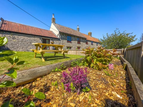 Property building, Bed, Winter, Summer, Garden, TV and multimedia, Coffee/tea facilities, Kitchen or kitchenette, Bedroom, Parking, fireplace, fireplace, microwave, kitchen, kitchen
