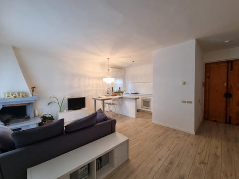 TV and multimedia, Kitchen or kitchenette, Living room, Seating area, Dining area