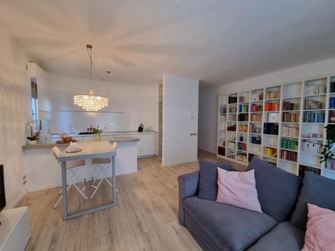 TV and multimedia, Kitchen or kitchenette, Living room, Seating area, Dining area