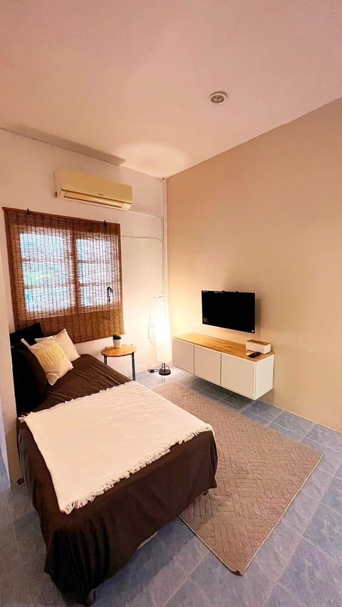 Communal lounge/ TV room, Bed, TV and multimedia, Living room, Photo of the whole room, Seating area, Evening entertainment