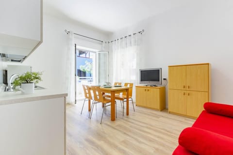 Kitchen or kitchenette, Living room, Seating area, Dining area