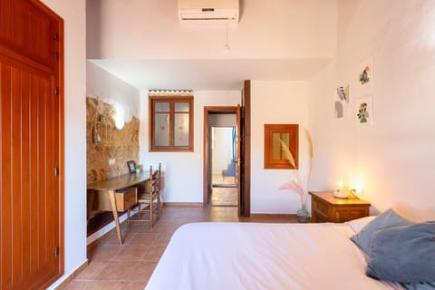 Bed, Bedroom, internet, wardrobe, air conditioner