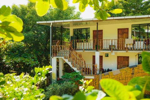 Property building, Day, Garden, Balcony/Terrace