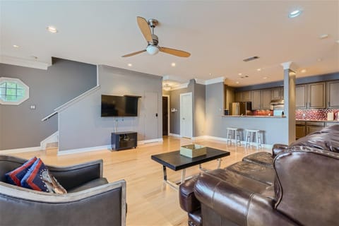 Communal lounge/ TV room, Kitchen or kitchenette, Living room, Seating area, Dining area, Evening entertainment, fireplace