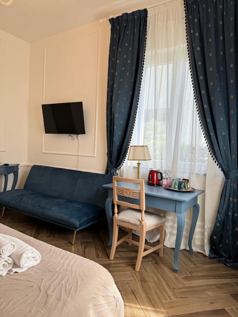 TV and multimedia, Coffee/tea facilities, Seating area, Bedroom, towels