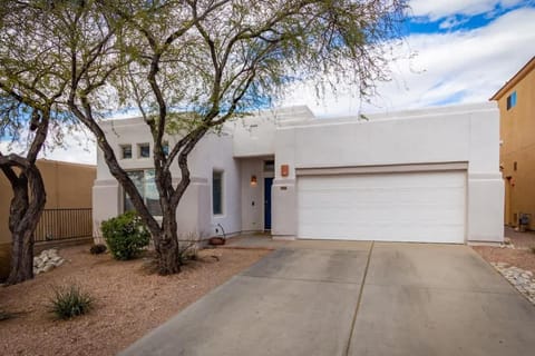 The Lomas House in Casas Adobes