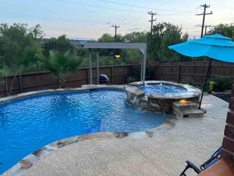 Lxry 7BR, Heated Pool and Spa near attrns, St2 Villa in San Antonio