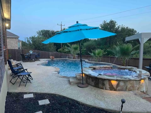 Lxry 7BR, Heated Pool and Spa near attrns, St2 Villa in San Antonio