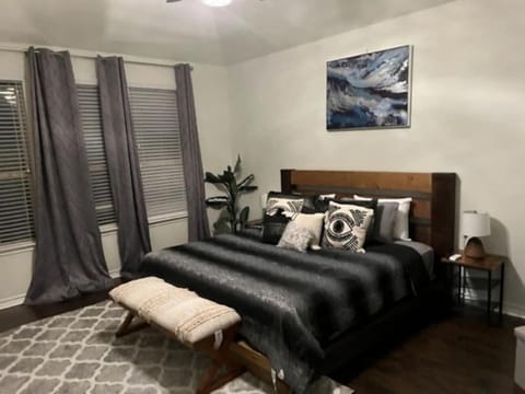 7-BR, H. Thea., near attrns -St2 House in San Antonio