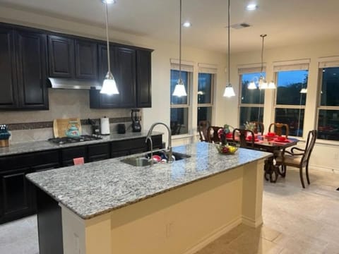 7-BR, H. Thea., near attrns -St2 House in San Antonio