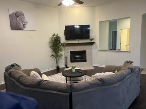 7-BR, H. Thea., near attrns -St2 House in San Antonio